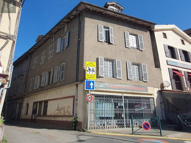 Immeuble avec trois appartements et un local commercial — photo du bien
