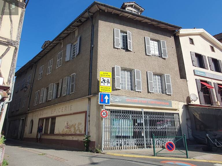 Immeuble avec trois appartements et un local commercial — photo 1