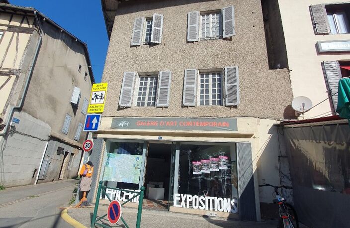 Immeuble avec trois appartements et un local commercial — photo 2