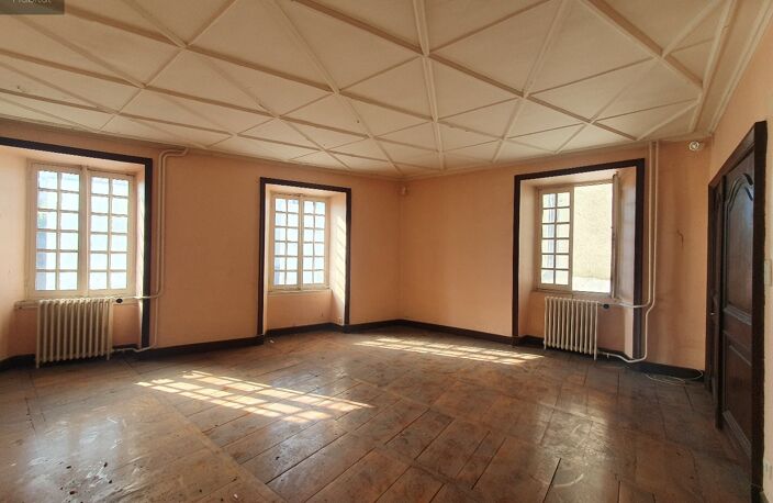 Immeuble avec trois appartements et un local commercial — photo 5