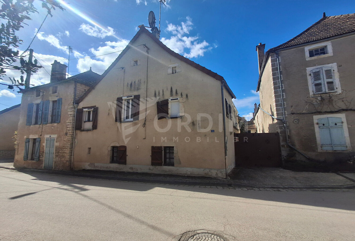 Charme et potentiel : Maison de village proche de Noyers-sur-Serein — photo 1