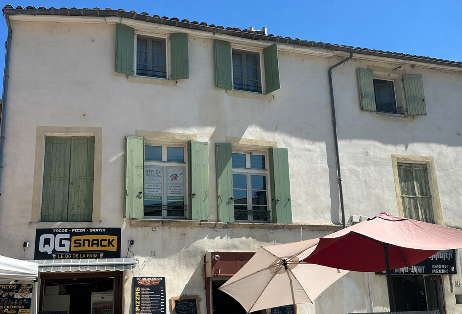 IMMEUBLE DE RAPPORT LOCAUX ET HABITATION - EMPLACEMENT RECHERCHÉ — photo 1
