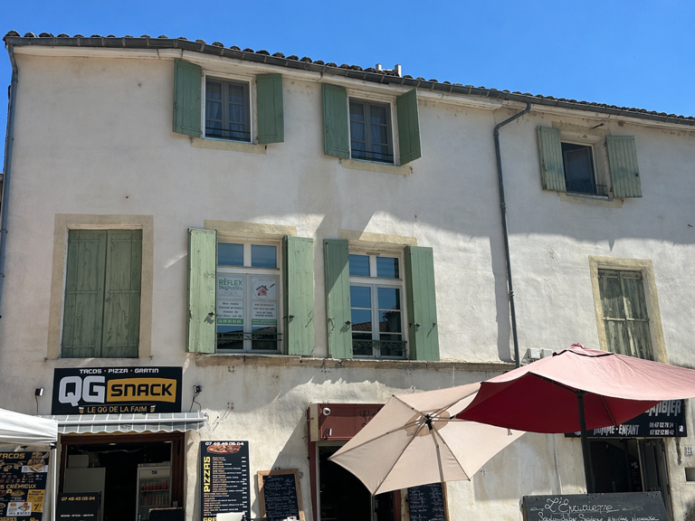 IMMEUBLE DE RAPPORT LOCAUX ET HABITATION - EMPLACEMENT RECHERCHÉ — photo 1