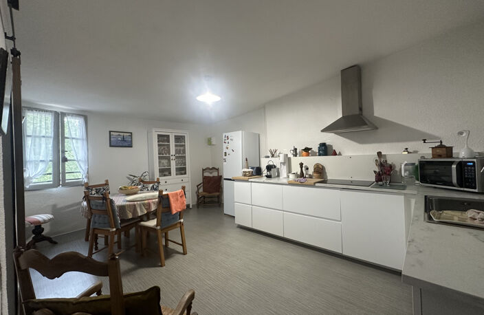 IMMEUBLE DE RAPPORT LOCAUX ET HABITATION - EMPLACEMENT RECHERCHÉ — photo 3