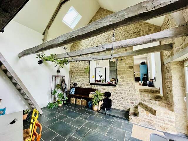Maison en pierre de 5 pièces principales — photo du bien