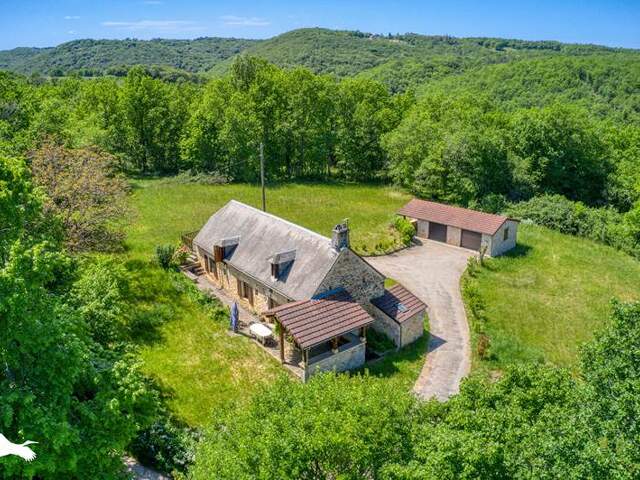 Maison en pierre de 6 pièces principales — photo du bien