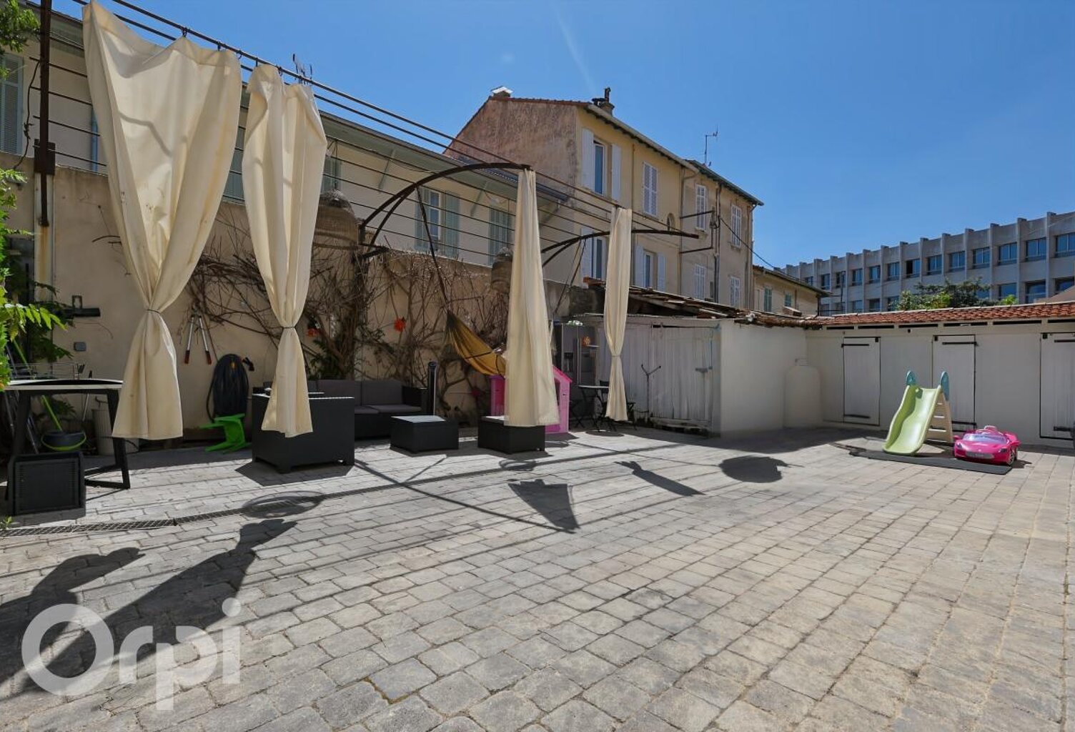 APPARTEMENT 4 PIÈCES - COUR PRIVATIVE - STATIONNEMENT — photo 1