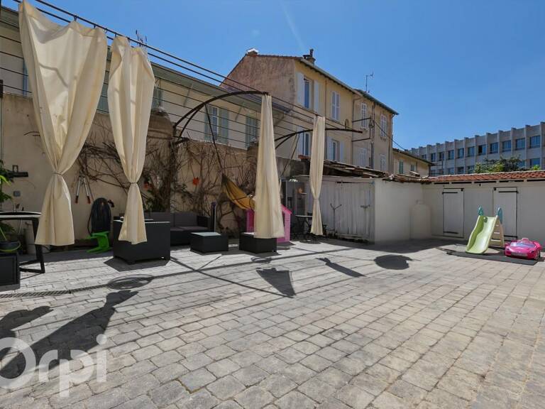 APPARTEMENT 4 PIÈCES - COUR PRIVATIVE - STATIONNEMENT — photo 1