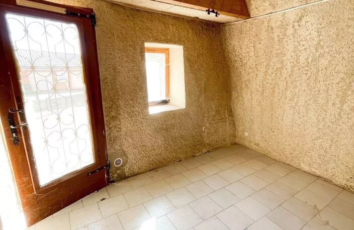 IMMEUBLE DE 87 M² HABITABLES A RENOVER - — photo 2