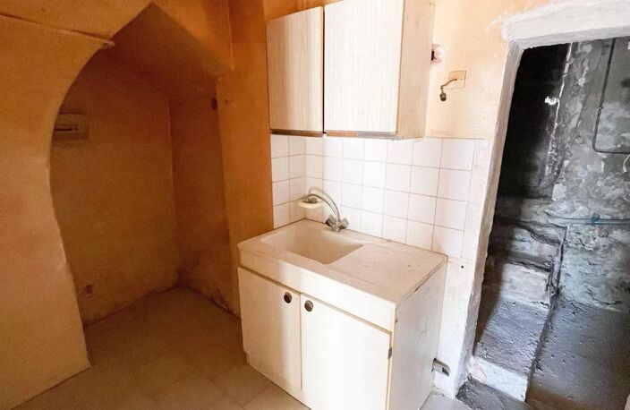 IMMEUBLE DE 87 M² HABITABLES A RENOVER - — photo 3