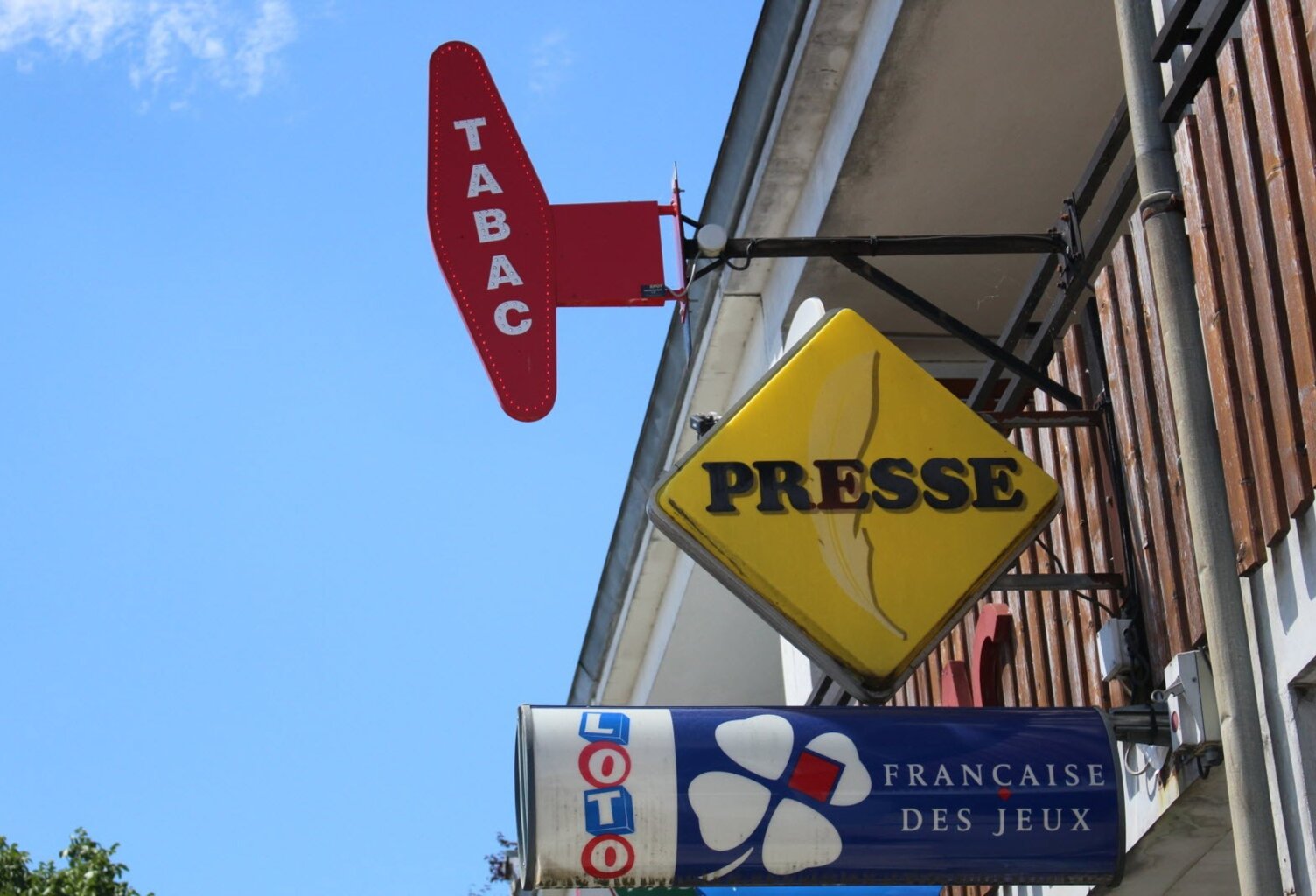TABAC – PRESSE – FDJ | CA > 490 K€ | COMMISSIONS > 280 K€ | EBE 200 K€ | AUDE (11) — photo 1