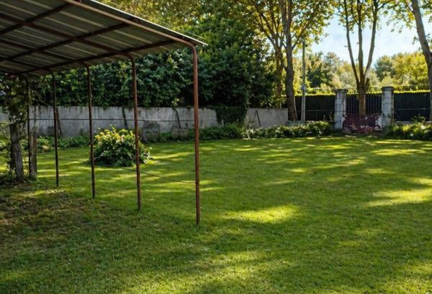 Terrain de 965m2 constructible + local de 140m2 et garage de 35m2 à SALIES DU SALAT — photo 1