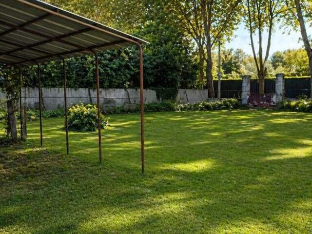 Terrain de 965m2 constructible + local de 140m2 et garage de 35m2 à SALIES DU SALAT — photo du bien