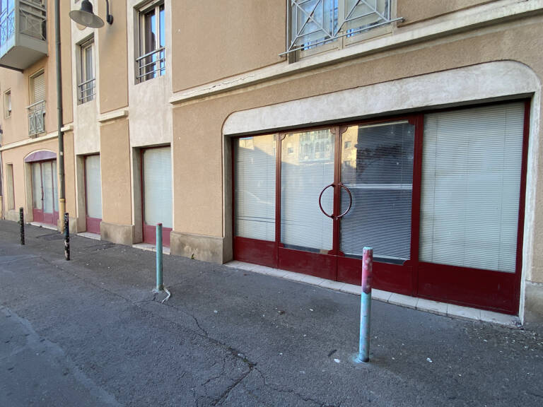 Bureau Proche de la cite administrative et des parkings du c — photo 1