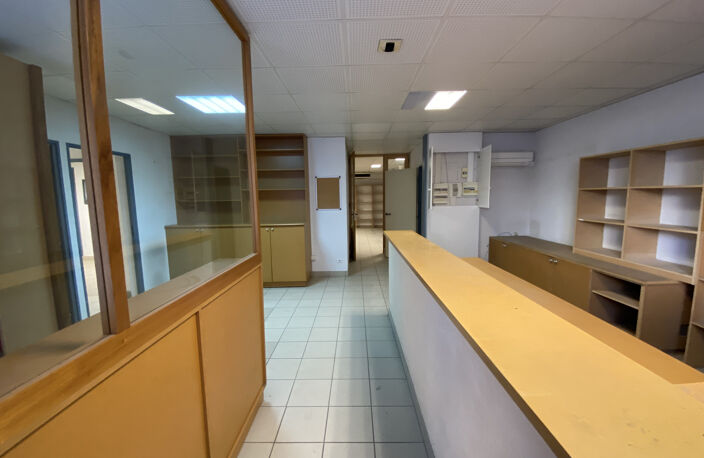 Bureau Proche de la cite administrative et des parkings du c — photo 2