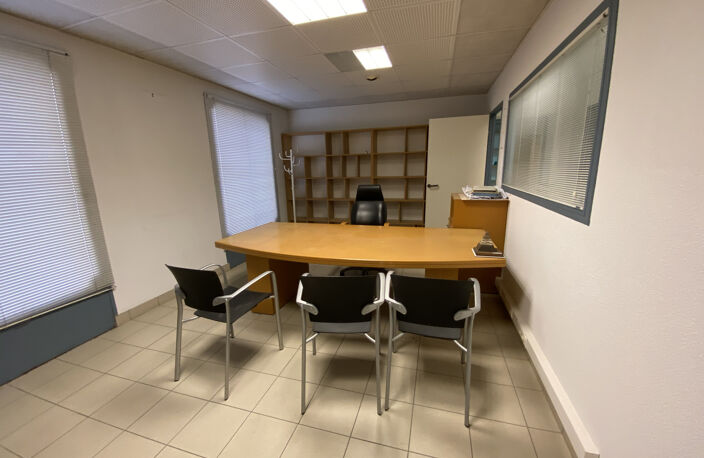 Bureau Proche de la cite administrative et des parkings du c — photo 3