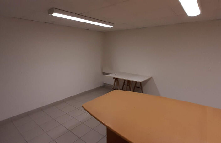 Bureau Proche de la cite administrative et des parkings du c — photo 4