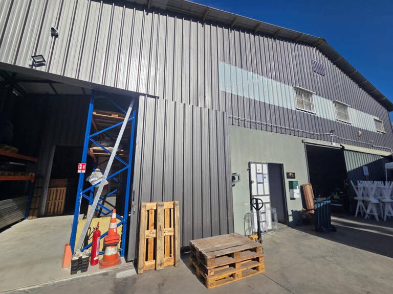 Local d'activités - Entreposage - Bureaux 250 m2 Le Port — photo 1