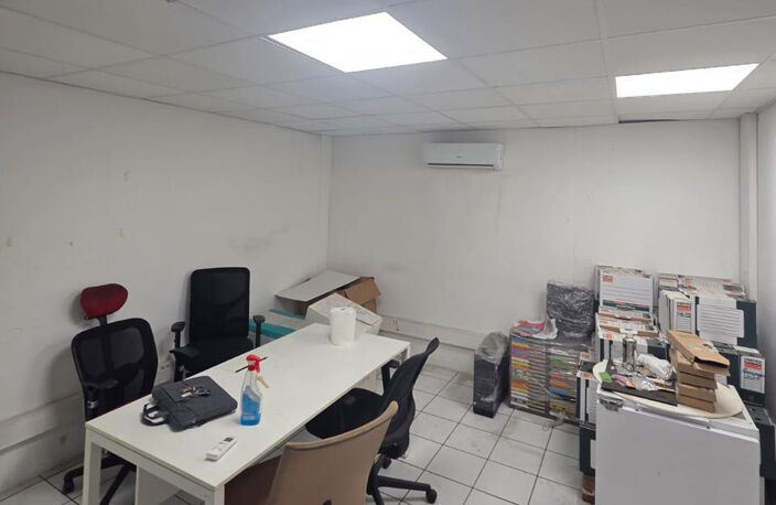 Local d'activités - Entreposage - Bureaux 250 m2 Le Port — photo 4
