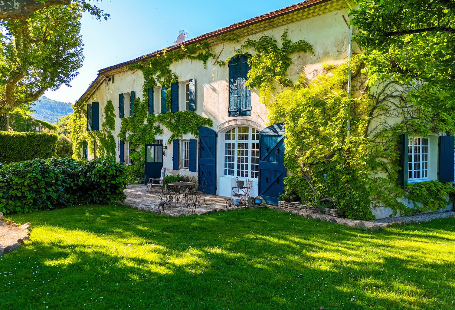 Aix-en-Provence : Bâtisse d'environ 280 m2 + dépendance d'en — photo 1