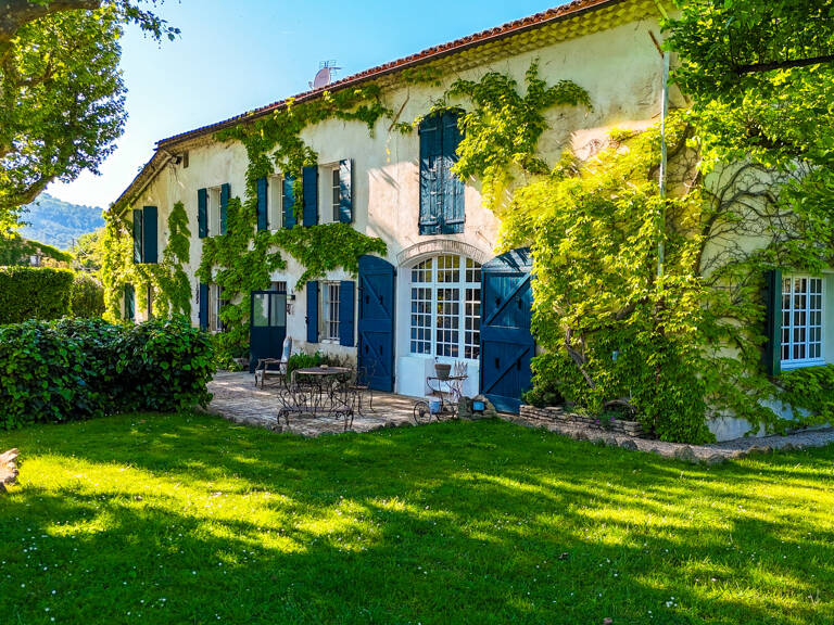 Aix-en-Provence : Bâtisse d'environ 280 m2 + dépendance d'en — photo 1