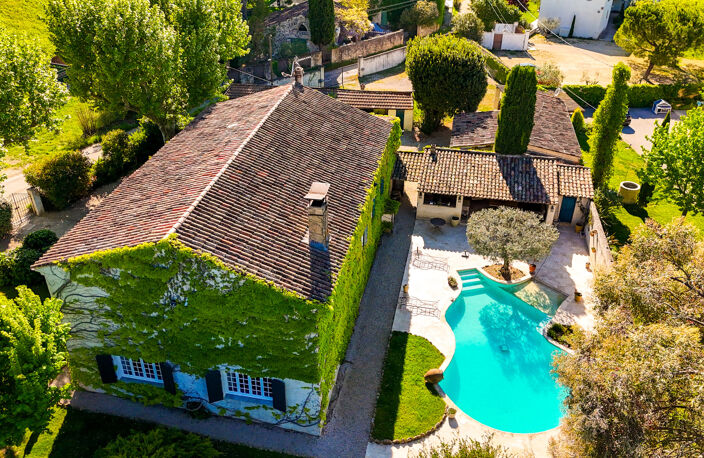 Aix-en-Provence : Bâtisse d'environ 280 m2 + dépendance d'en — photo 2