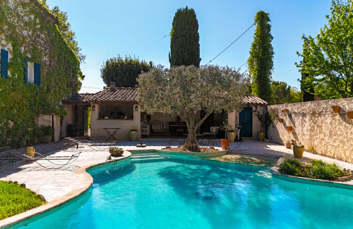 Aix-en-Provence : Bâtisse d'environ 280 m2 + dépendance d'en — photo 3