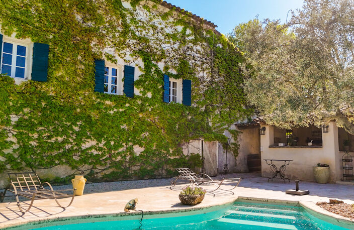 Aix-en-Provence : Bâtisse d'environ 280 m2 + dépendance d'en — photo 4