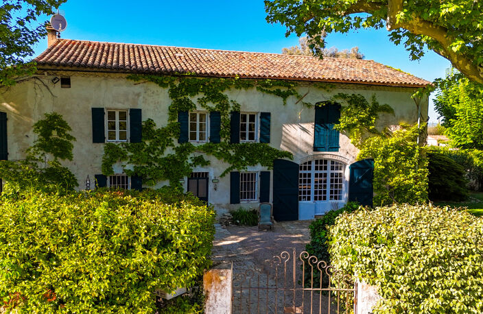 Aix-en-Provence : Bâtisse d'environ 280 m2 + dépendance d'en — photo 5