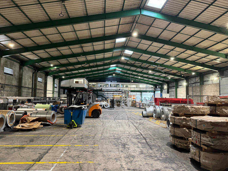 Entrepôt 2700 m2 divisibles à partir de 750 m2 Le Port — photo 1