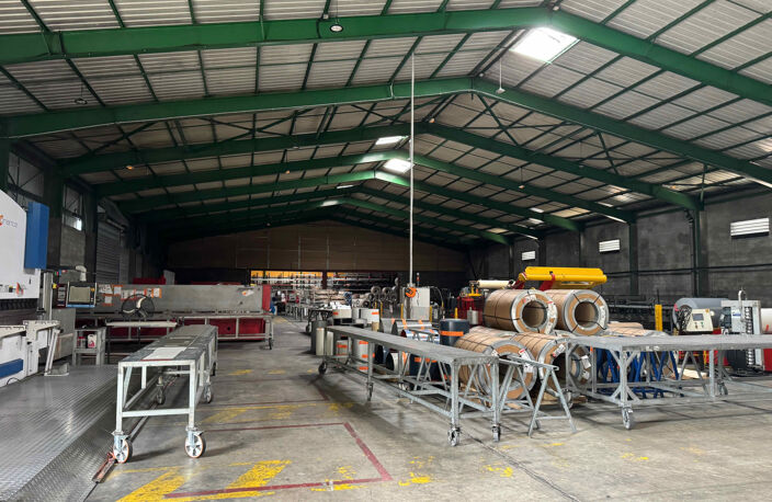 Entrepôt 2700 m2 divisibles à partir de 750 m2 Le Port — photo 4