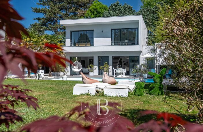 Maison contemporaine 141 m² – terrain 711 m² – 4 chambres – piscine — photo 3