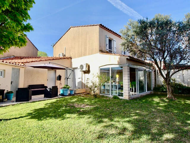 Marignane- Maison de type 4 d'une surface de  87m² avec terrasse, jardin et garage. — photo du bien