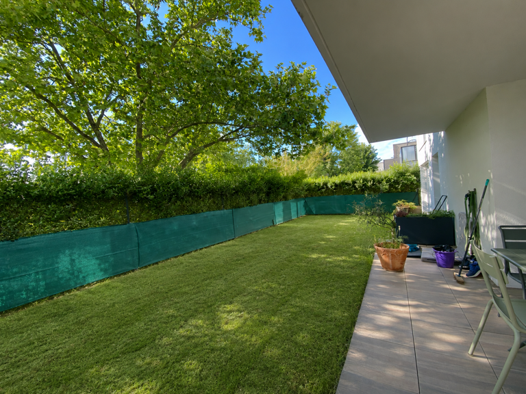Charbonnières-les-bains au calme rez de jardin de 103m2. — photo 1