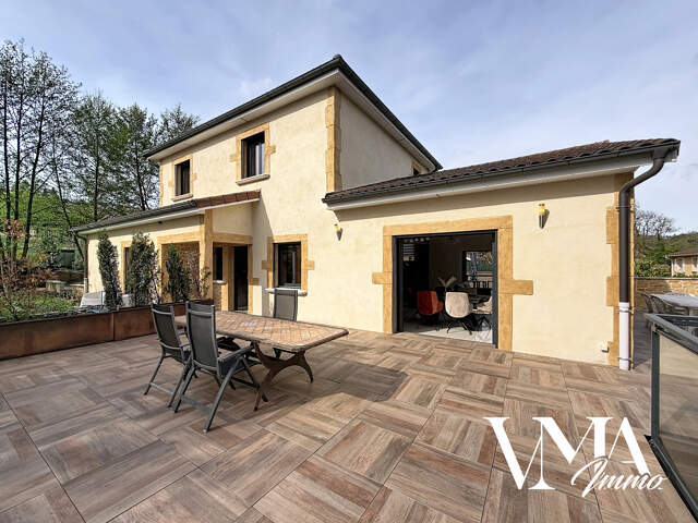 Villa familiale   Secteur Pierres Dorées   256 m2   Terrain — photo du bien