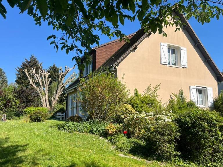 Gazonfier Propriété de 5 chambres avec sous-sol complet et ja... — photo 1