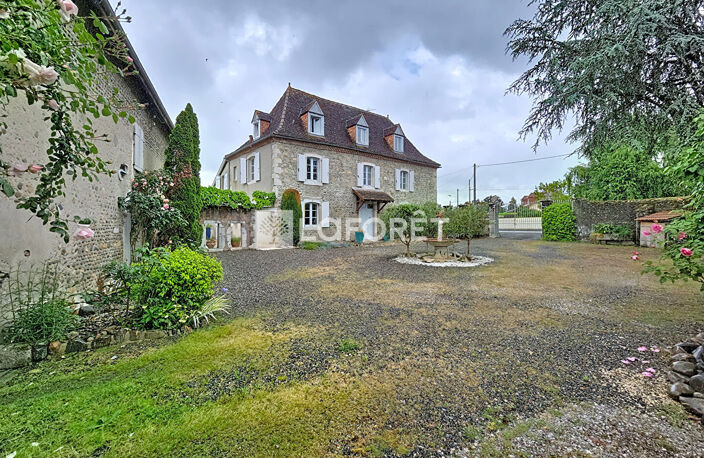 Demeure béarnaise avec grange et piscine proche Orthez 9 pièces 285m² — photo 2