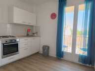 T2 rénové avec balcon et vue dégagée — photo 4