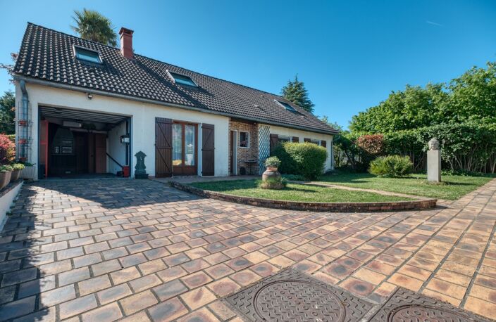 Elégante maison Familiale de 8 pièces 180m² avec Vie de Plain-Pied 6 Chambres - DPE C- Véranda et terrain arboré de 756m² — photo 2