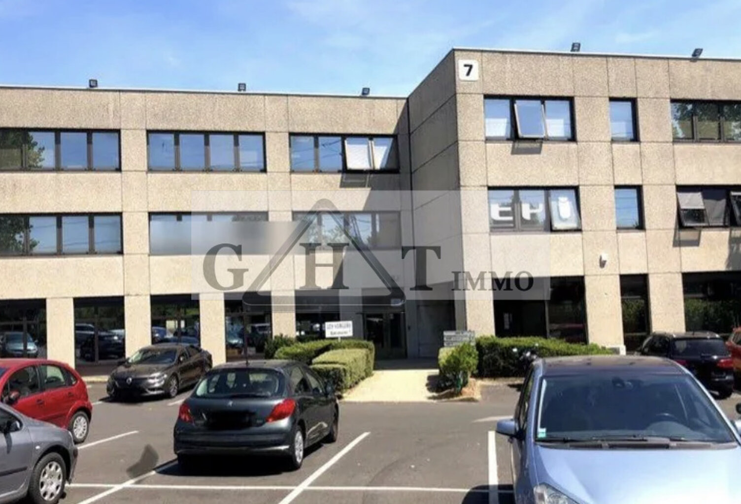 Bureaux à vendre à Osny – 50 m² rénovés — photo 1