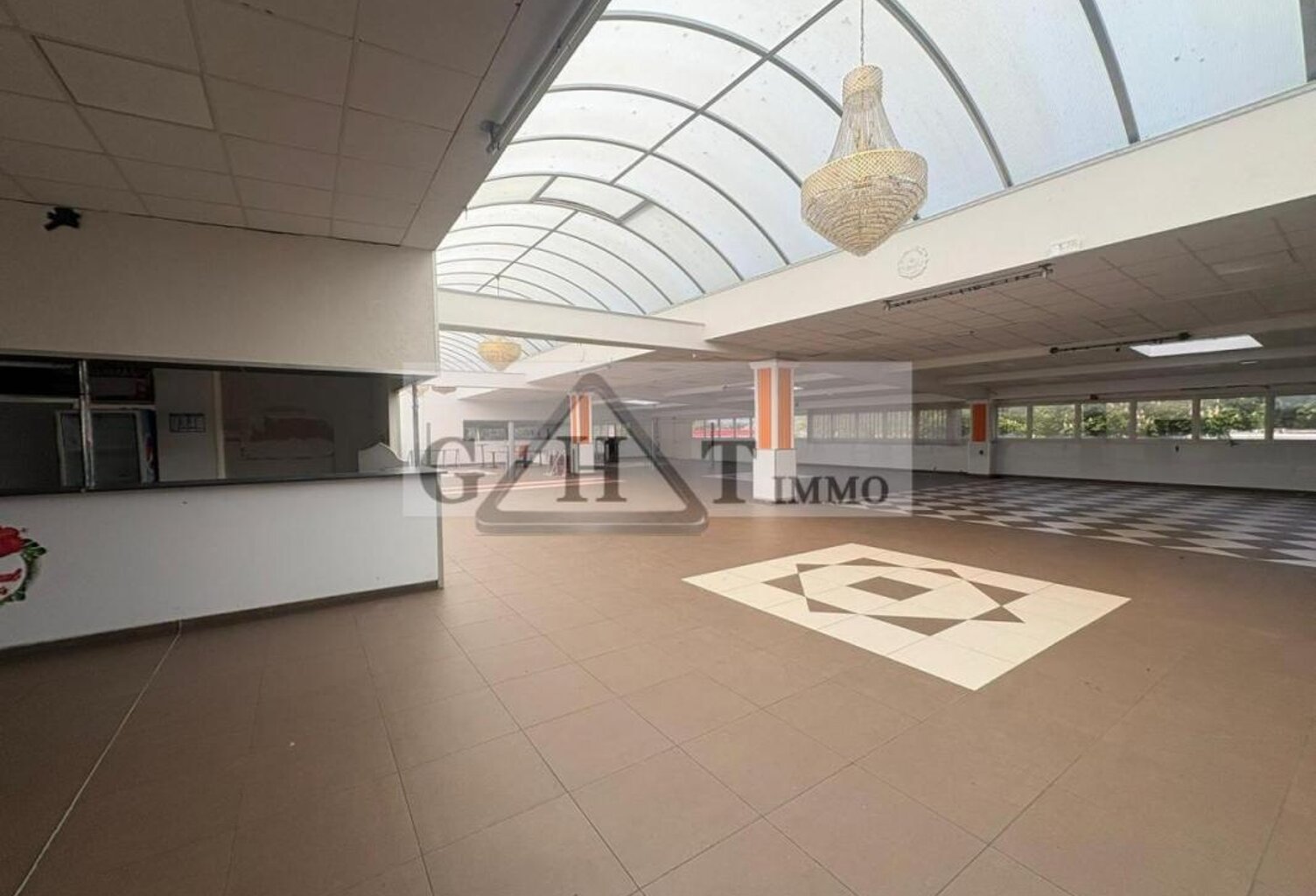 BÂTIMENT COMMERCIAL AVEC RESTAURANT + SALLE – SAVIGNY-LE-TEMPLE — photo 1