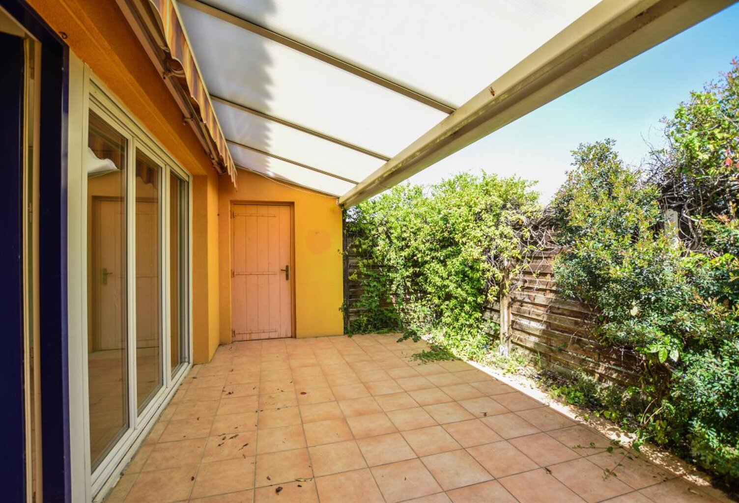 Maison de plain-pied avec garage et place de parking — photo 1