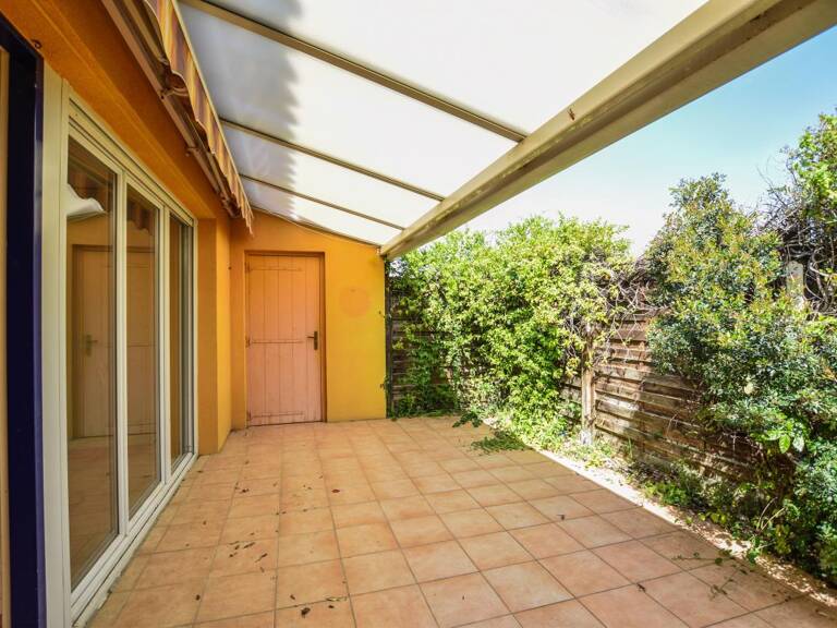 Maison de plain-pied avec garage et place de parking — photo 1