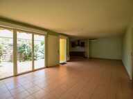 Maison de plain-pied avec garage et place de parking — photo 2