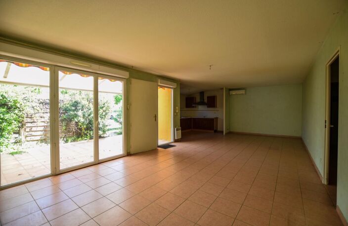 Maison de plain-pied avec garage et place de parking — photo 2