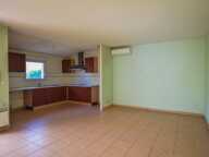 Maison de plain-pied avec garage et place de parking — photo 3