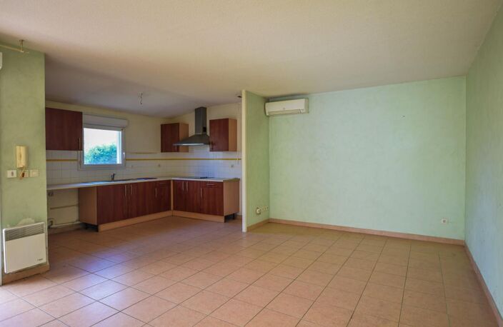 Maison de plain-pied avec garage et place de parking — photo 3