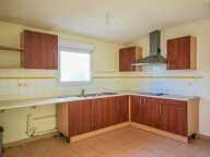 Maison de plain-pied avec garage et place de parking — photo 4