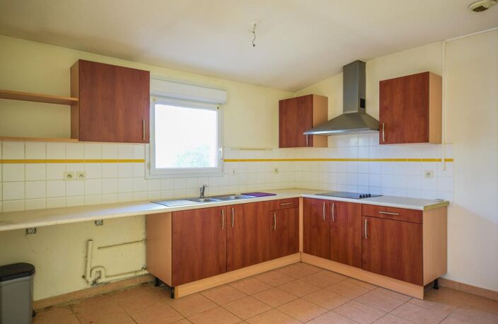 Maison de plain-pied avec garage et place de parking — photo 4