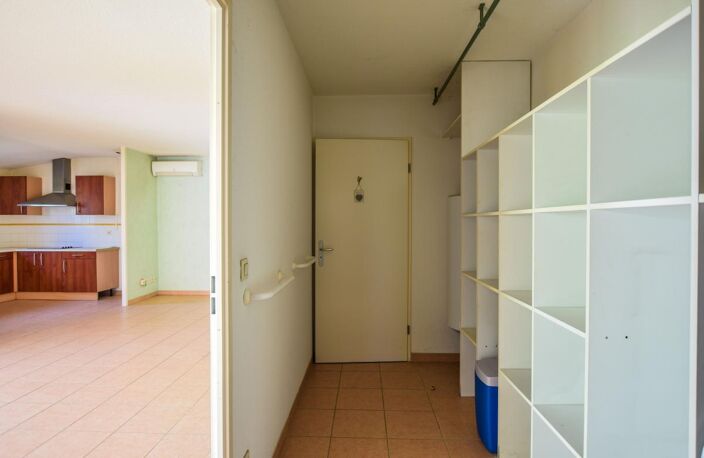 Maison de plain-pied avec garage et place de parking — photo 5
